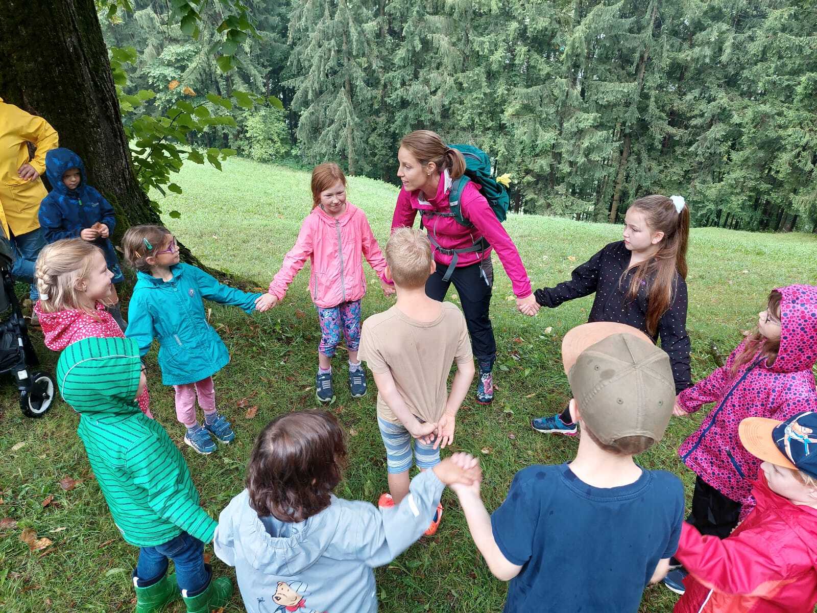 Kreisspiel mit Kindern im Freien
