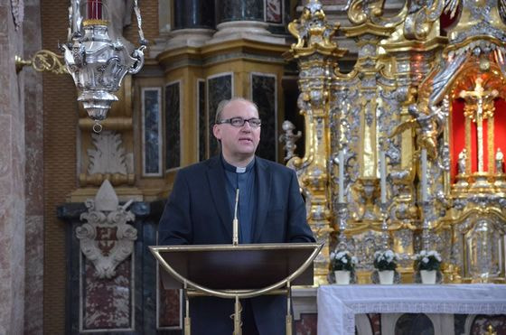Gebet für den und mit dem neuen Bischof im Innsbrucker Dom.