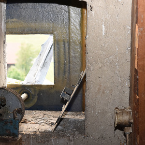 Zeigerantrieb und Luke in der Turmuhr