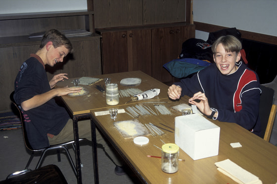 in Weihrauchpulver rollen / Stephanusrunde die Stäbchen werden befeuchtet und in Weihrauchpulver gerollt