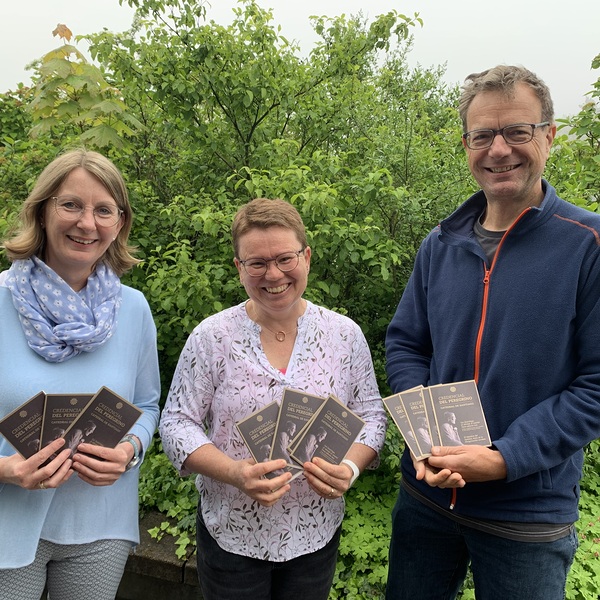 v.l.n.r.: Andrea Reisinger, Maria Imlinger und Markus Pühringer mit den neuen Pilgerpässen