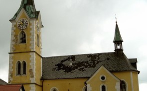 Blick auf das vom Sturm Kyrill zerstörte Kirchendach