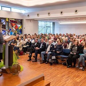 Melanie Wurzer begrüßt die Gäste.