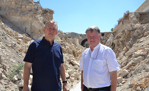 Bischof Manfred Scheuer und ICO-Obmann Slawomir Dadas in den Trümmern der Altstadt von Aleppo.