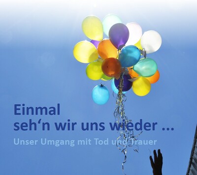 Bunter Strauß aus Luftballonen, der in den Himmel steigt