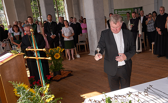 Bischof Manfred Scheuer segnet die Pilgerkreuze