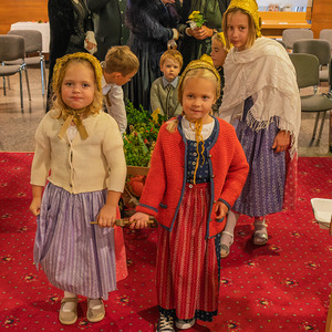 Die Kinder der Trachtengruppe mit dem geschmückten Leiterwagen