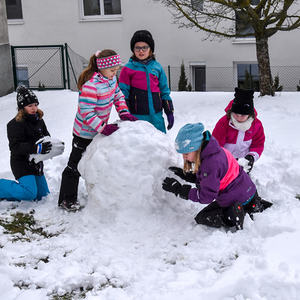 Die Jungschar Kirchdorf mit Schneespielen in der Gruppenstunde