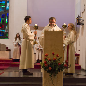 Neue Ministranten in der Pfarre Kirchdorf/KremsAm Christkönigssonntag steht der Gottesdienst in Kirchdorf/Krems ganz im Zeichen der Ministrantinnen und Ministranten. Die beiden Leiter Jakob und Samuel Haijes haben dabei auf kindgerechte Elemente bes