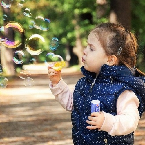 Kind mit Seifenblasen