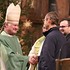 Bischof Scheuer besiegelt die Ernennung von Pfarrer und Pfarrvorständen mit Handschlag.