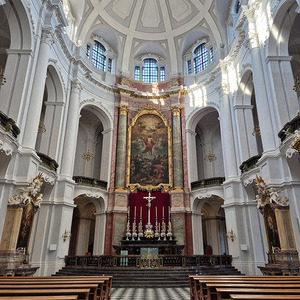 Tag 2, Hofkirche mit Altarbild