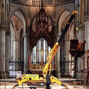 Umbauarbeiten im Mariendom Linz zur Innenraumgestaltung