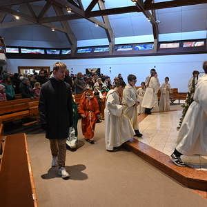 Festeinzug mit allen Sternsingerkindern
