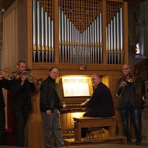 Rund um die Chororgel: das Raumklang-Ensemble.