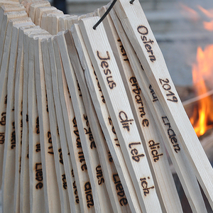 Weihscheitln: Holzscheite werden im geweihten Osterfeuer angesengt.