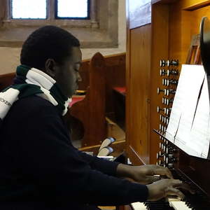 Alex Matovu Bukenya an der Woehl-Orgel in der Pfarrkirche Ried in der Riedmark