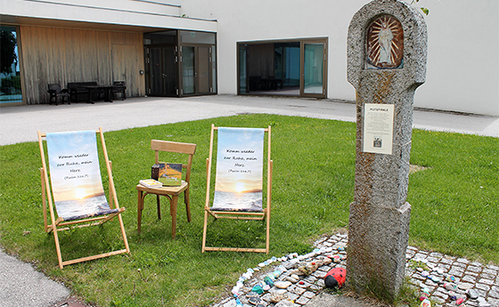Stühle vor der Kirche