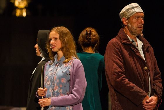 Schlussszene: Blindes Mädchen, Père Jacques, Schwester Hyacintha und Katharina Gruber. 