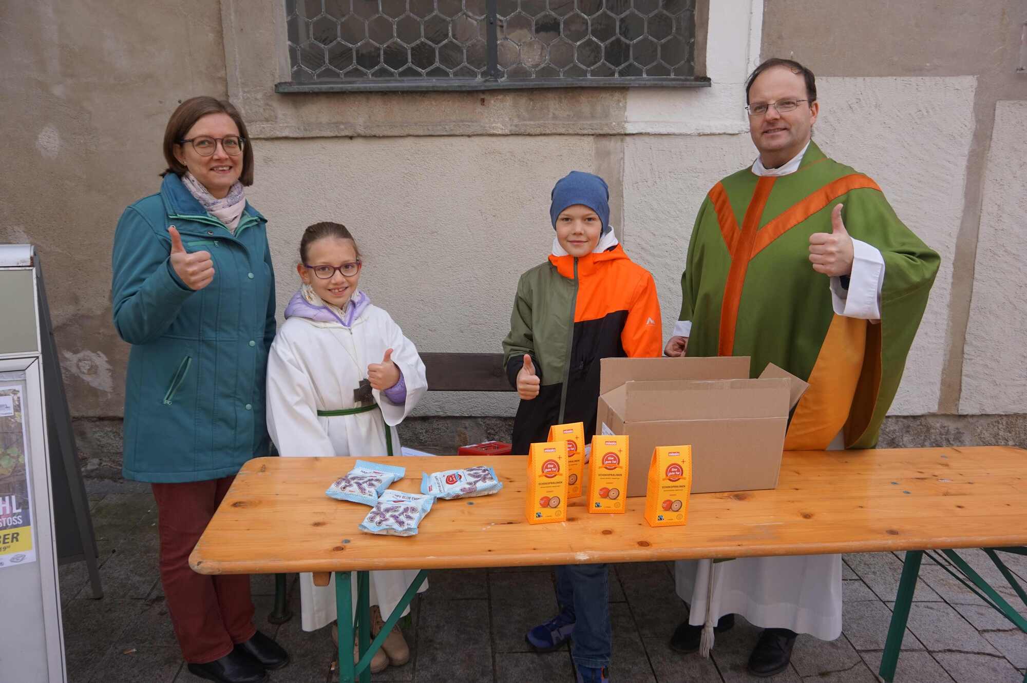 Verkauf von Schoko Pralinen für die Jugend-Missio-Aktion