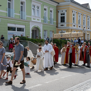 Fronleichnam Pfarre Kirchdorf an der KremsBild: Stadtkapelle Kirchdorf an der Krems spielt beim Gottesdienst und Prozession