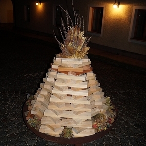 Osterfeuer im Pfarrinnenhof                              