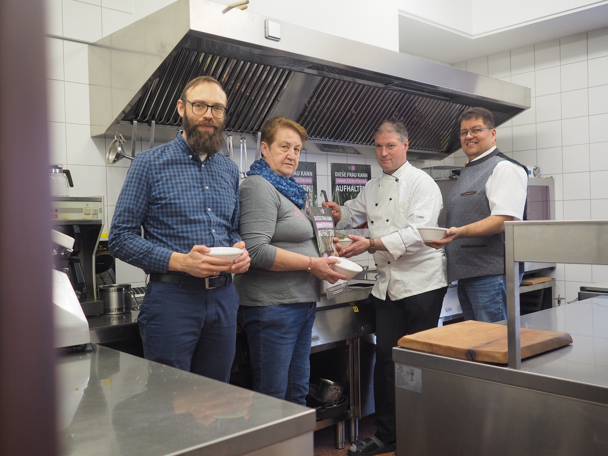 Probekochen und erstes Verkosten der köstlichen Suppen  v.l. Simon Voggeneder u. Anni Friesenecker (Mitglieder des Seelsorgeteams), Thomas Friesenecker (Suppen-Koch) und Roland Altreiter (Seelsorgeverantwortlicher