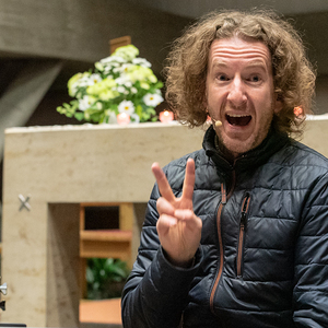 Kabarettist Thoma Franz-Riegler in der Ennsleitner Kirche