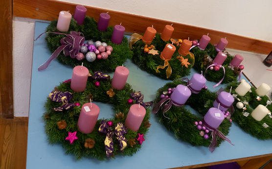 Adventkranzverkauf der Goldhaubengruppe Kopfing / Markus Kranninger Adventkranzverkauf der Goldhaubengruppe Kopfing