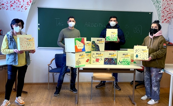 Jugendliche aus einem Arbeitsprojekt des VABB und Freiwillige des Caritas-Integrationszentrums Paraplü haben die Sammelboxen für die Mut-Mach-Botschaften gestaltet. / © Steyrer Initiative Jugendliche aus einem Arbeitsprojekt des VABB und Freiwillige des Caritas-Integrationszentrums Paraplü haben die Sammelboxen für die Mut-Mach-Botschaften gestaltet.