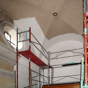 Farbtests an Gewölbe und Säulen