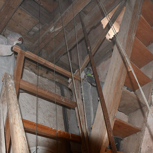 Schwerarbeit mit Maske und Schutzanzug im Turm