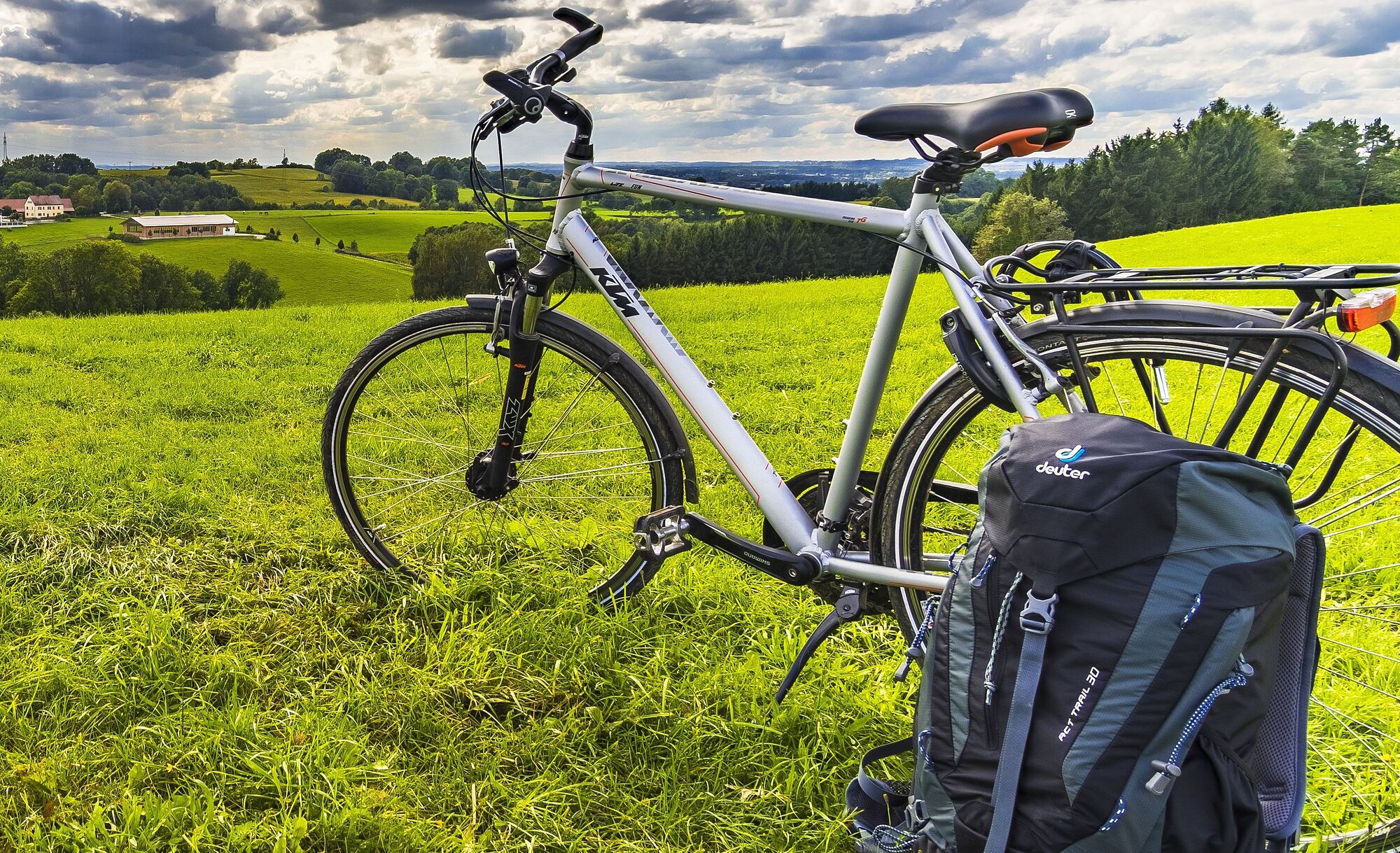 Fahrrad, Rucksack auf einer Wiese
