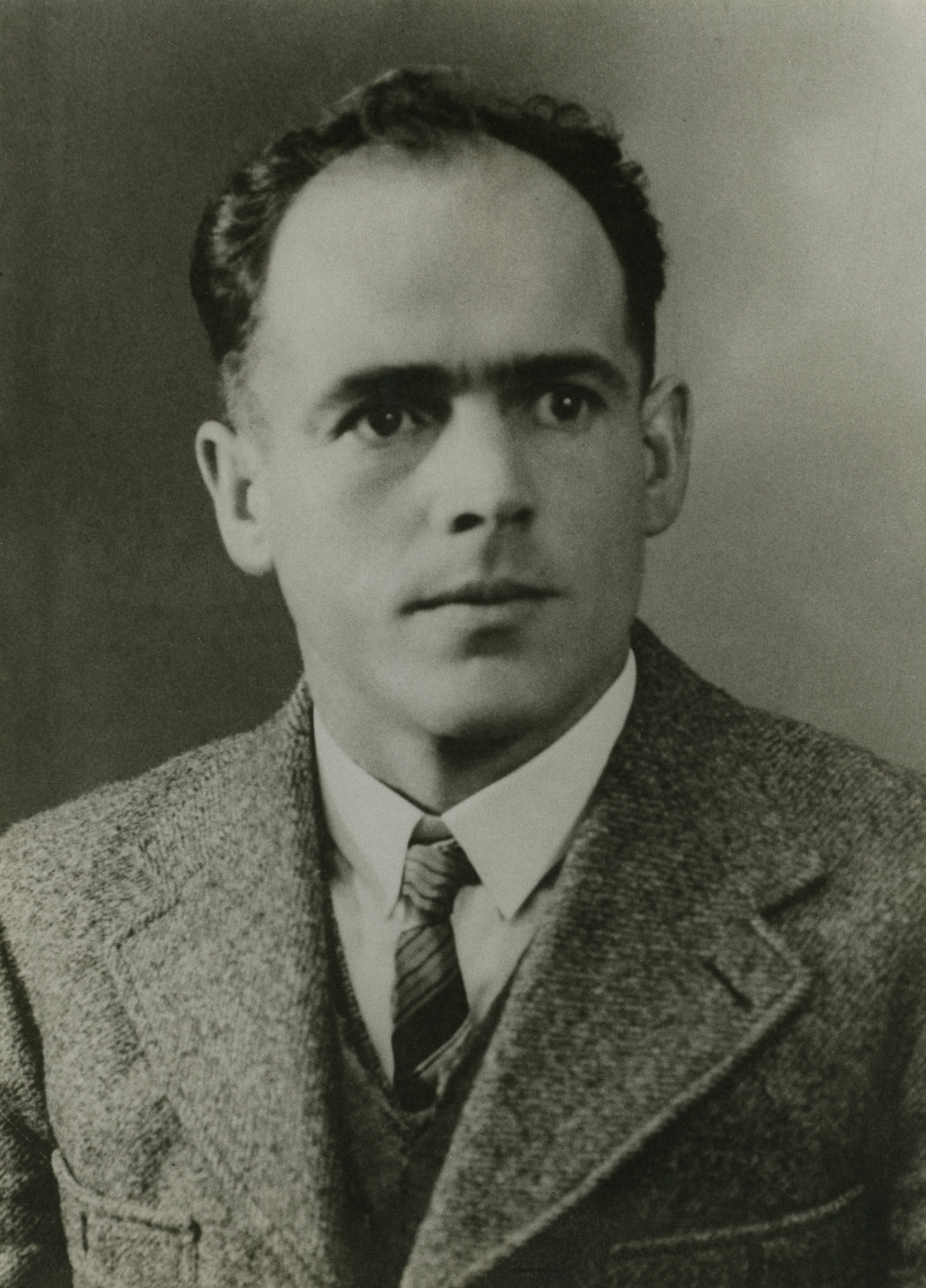 Portrait Franz Jägerstätter im Anzug.