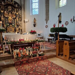 Gleich beginn die Adventkranzweihe.