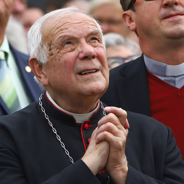 Altbischof Maximilian Aichern bei der Turmkreuzsteckung in Wels-St. Johannes im Jahr 2019