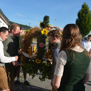 Die Landjugend bei den letzten Vorbereitungen an der Erntekrone