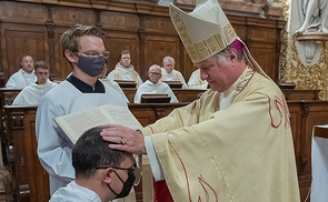Bischof Manfred Scheuer spendet P. Stephan Eberhardt die Priesterweihe durch Handauflegung und Gebet.