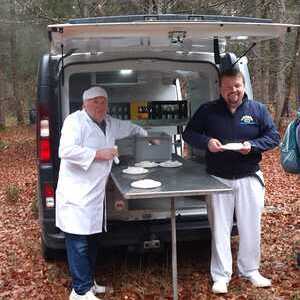 Weißwurst und Bier im Wald