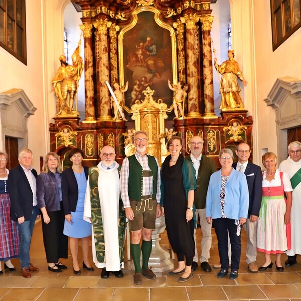 Gruppenbild Sendungsfeier Pfarre Ebensee/Roith 