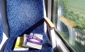 Bücher fahren Zug