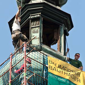Turmhelm: Abnahme und Wieder-Aufsetzen