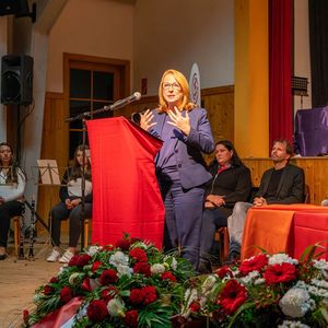 Gedenkfeier an die Opfer des ehemaligen KZ Außenlagers Ternberg unter dem Thema „Politischer Widerstand“Bild: Gedenkrede von Doris Bures (Zweite Präsidentin des Nationalrates)