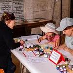 Kreativ-Workshops für Kinder: Kalligrafie in der Krypta des Mariendoms.
