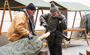 Adventmarkt im Bischofshof 2016: Dompfarrer unterstützt tatkräftig beim Aufbau