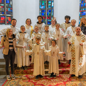 Der Christkönigssonntag 2022 stand ganz im Zeichen der MinistrantInnen: es wurde ihnen für den Dienst gedankt und zwei neue Minis wurden feierlich aufgenommen.