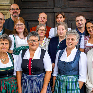 Gruppenfoto vorm Eingang der Pfarrkirche
