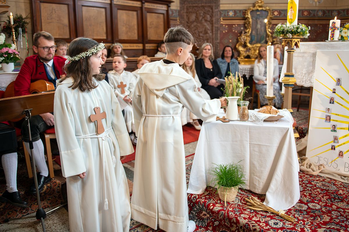 Erstkommunion Holzhausen 2025 / Foto: Huemer Claudia / sara-moments.com