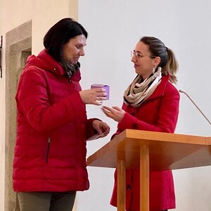 Kindergartenleiterin Eva Maria Schörgendorfer übergibt Spenden aus dem Kindergarten an Eva Mayrwöger vom kfb-Team. 