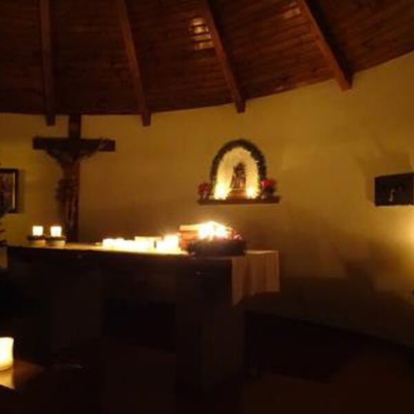 Die Wallfahrtskapelle Ernsting im Schein der Kerzen